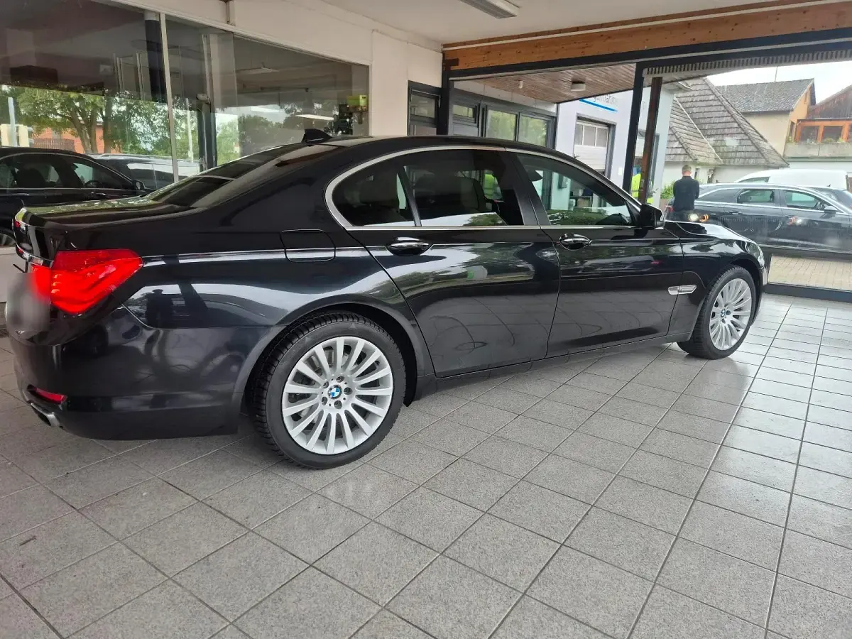 Gebraucht BMW 740 265 PS (194 kW) 2010 Schwarz Limousine