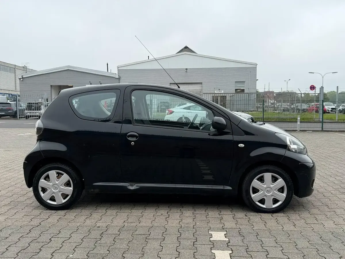 Second-hand Toyota Aygo 68 CP (50 kW) 2009 Negru Hatchback