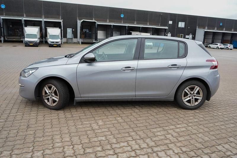 Gebraucht Peugeot 308 Active 120 PS (88 kW) 2017 Grau Limousine