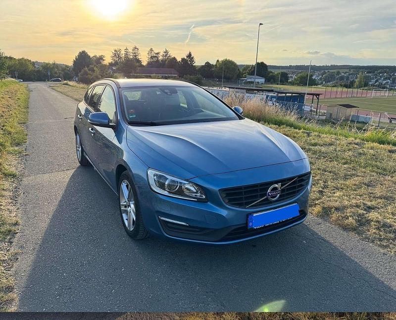 Gebraucht Volvo V60 190 PS (139 kW) 2016 Blau Kombi