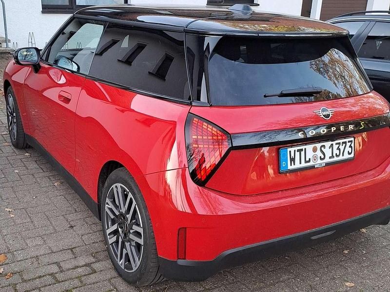 Neu Mini Cooper SE 160 kW (218 PS) 2025 Rot Kleinwagen