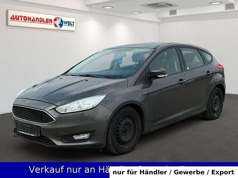 Grau Gebraucht 2016 Ford Focus Trend Limousine | 4.499 € (Superpreis) - Bild 1/3