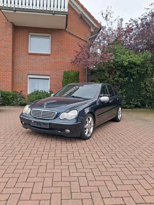 Schwarz Gebraucht 2002 Mercedes 220 Elegance Limousine | 2.999 € - Bild 1/4