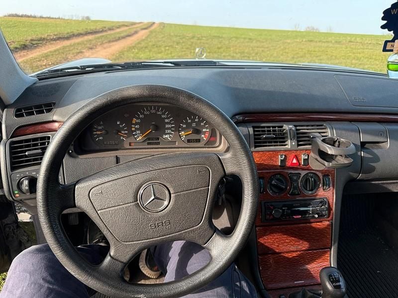 Gebraucht Mercedes E200 136 PS (100 kW) 1999 Limousine