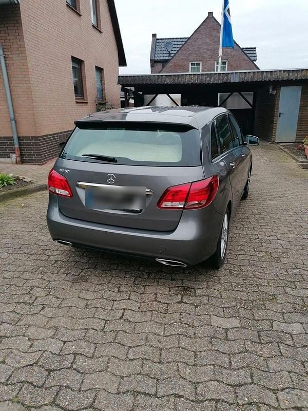 Gebraucht Mercedes B250 211 PS (155 kW) 2015 Grau Van / Kleinbus