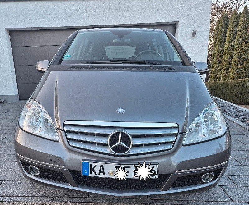 Gebraucht Mercedes A200 Avantgarde 140 PS (102 kW) 2011 Grau Van / Kleinbus