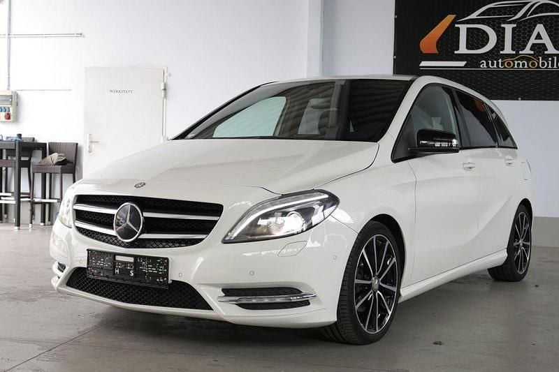 Weiß Gebraucht 2014 Mercedes B180 Van / Kleinbus | 10.990 € (Fairer Preis) - Bild 1/4