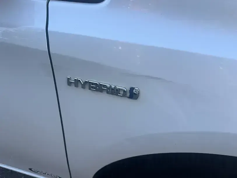 Gebraucht Toyota Auris Hybrid 99 PS (72 kW) 2013 Weiß Limousine