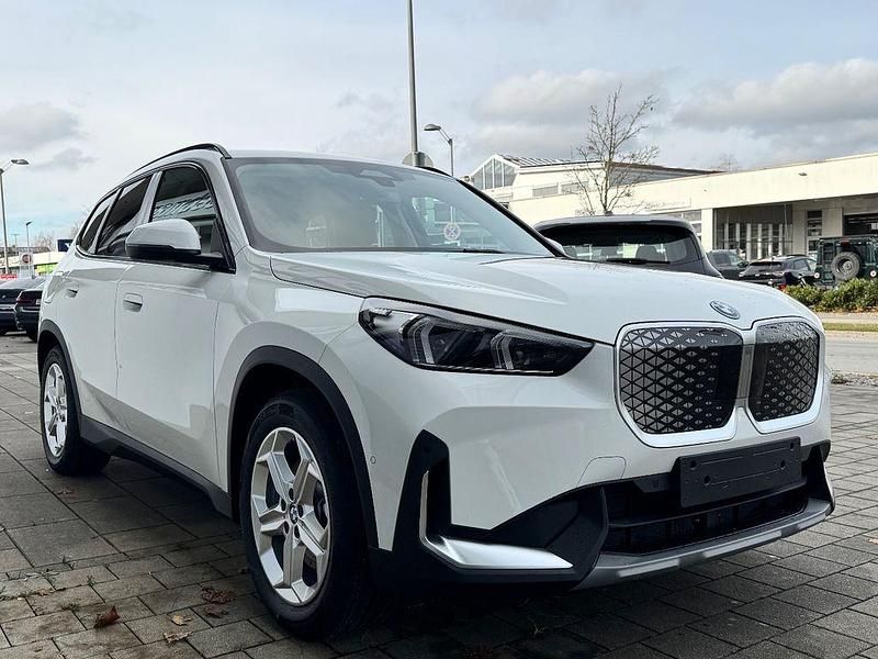 Neu BMW iX1 Performance 230 kW (313 PS) 2025 Weiß SUV