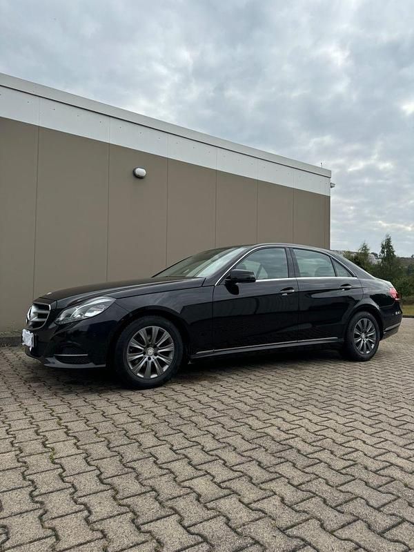 Schwarz Gebraucht 2016 Mercedes E200 Avantgarde Limousine | 15.500 € (Etwas zu teuer) - Bild 1/4