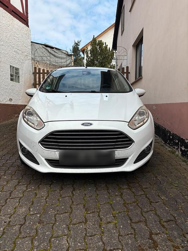Gebraucht Ford Fiesta 101 PS (74 kW) 2014 Weiß Kleinwagen
