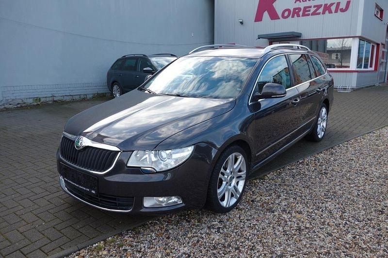Braun Gebraucht 2011 Skoda Superb Elegance Kombi | 5.589 € (Superpreis) - Bild 1/4