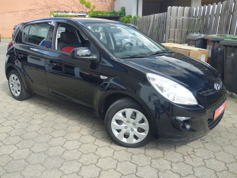 Gebraucht Hyundai i20 Edition 101 PS (74 kW) 2012 Schwarz Limousine