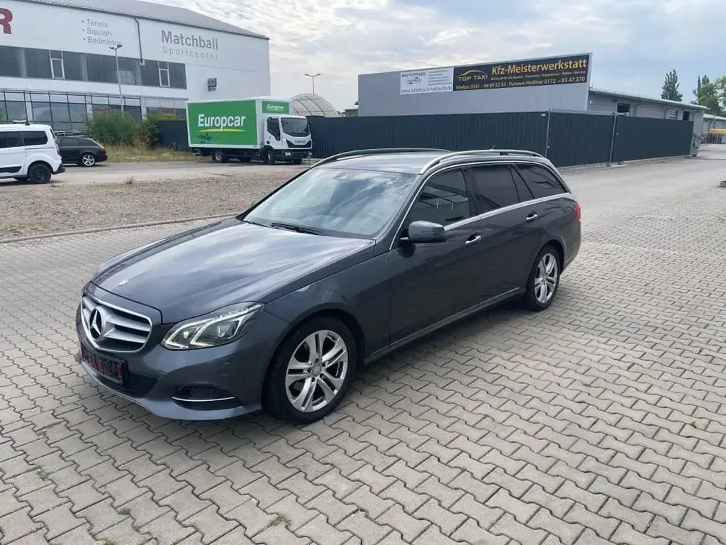 Gebraucht Mercedes E220 Avantgarde 170 PS (125 kW) 2015 Grau Limousine