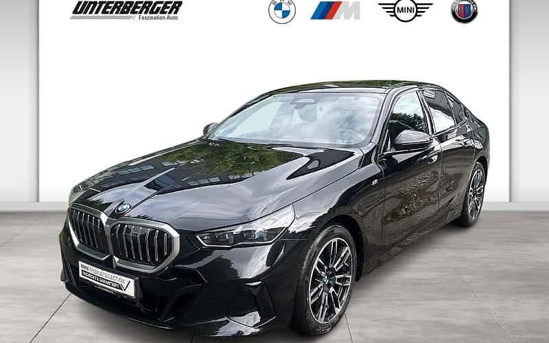 Schwarz Gebraucht 2024 BMW 520 M Sport Limousine | 53.860 € (Guter Preis) - Bild 1/4