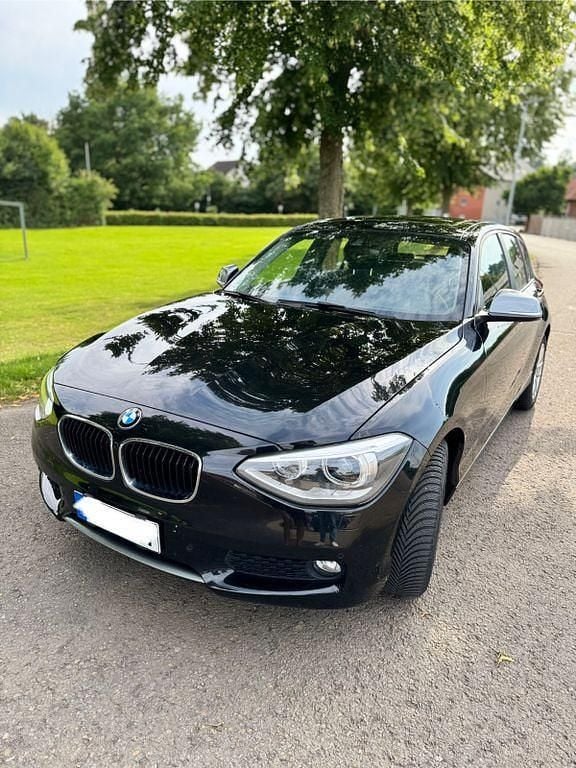 Schwarz Gebraucht 2013 BMW 118 Luxury Line Kleinwagen | 7.599 € (Superpreis) - Bild 1/4