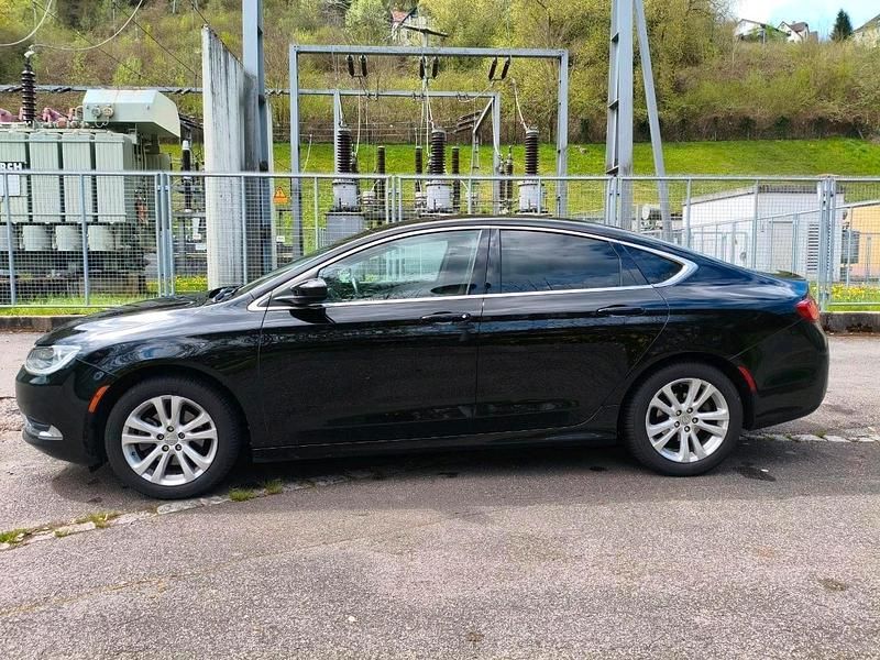 Second-hand Chrysler 200 184 CP (135 kW) 2019 Negru Berlinǎ
