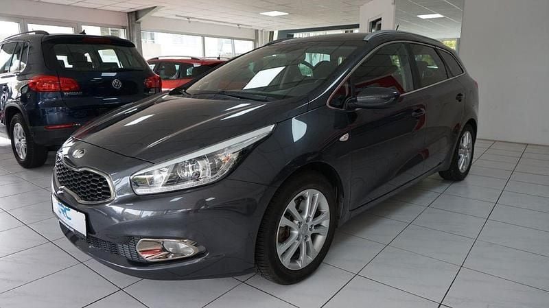 Grau Gebraucht 2014 Kia Ceed Sportswagon FIFA World Cup Edition Kombi | 11.990 € - Bild 1/3