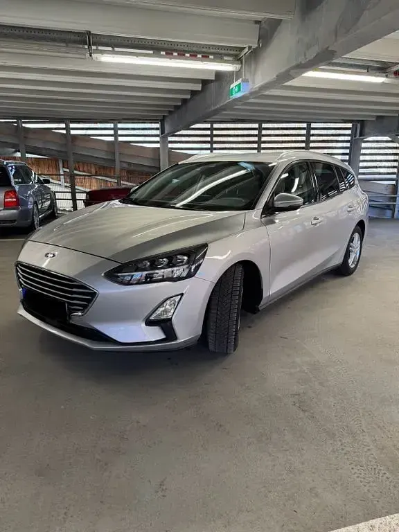 Używany Ford Focus 120 KM (88 kW) 2020 Srebrny Sedan/Limuzyna