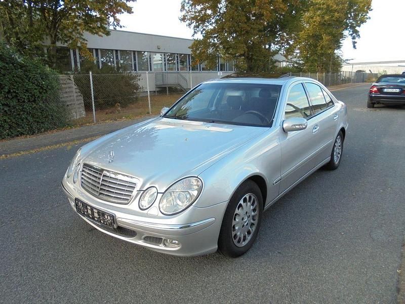 Silber Gebraucht 2002 Mercedes E270 Elegance Limousine | 2.950 € (Guter Preis) - Bild 1/4