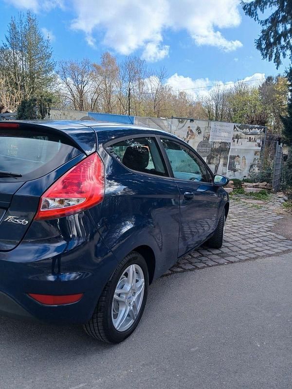 Gebraucht Ford Fiesta 60 PS (44 kW) 2011 Blau Kleinwagen