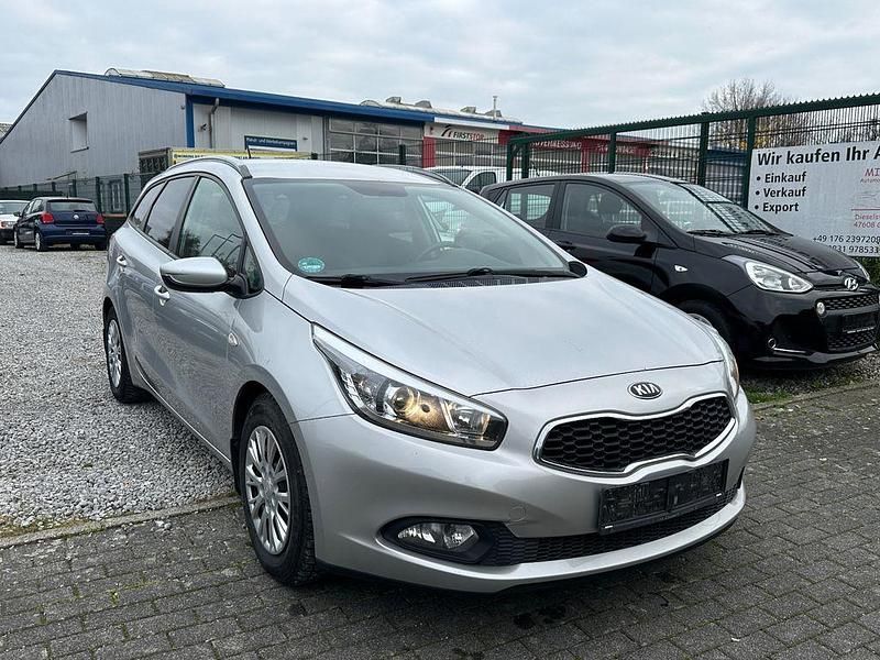 Silber Gebraucht 2014 Kia Ceed Sportswagon FIFA World Cup Edition Kombi | 4.450 € (Guter Preis) - Bild 1/4