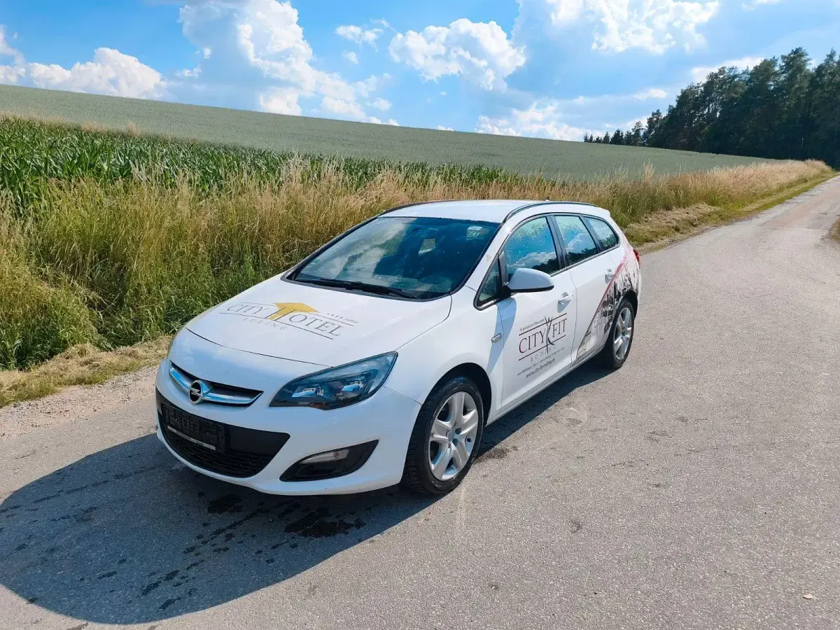 Gebraucht Opel Astra Edition 165 PS (121 kW) 2014 Weiß Limousine