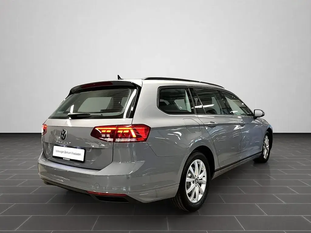 Gebraucht VW Passat Basis 122 PS (89 kW) 2023 Mondsteingrau Kombi