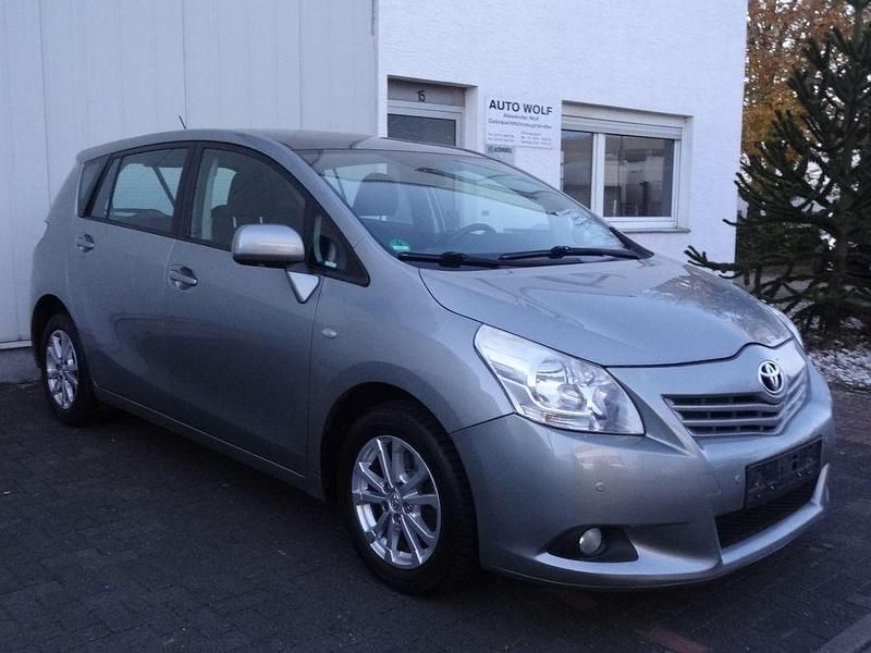 Grau Gebraucht 2010 Toyota Verso Edition Van / Kleinbus | 5.490 € (Fairer Preis) - Bild 1/4