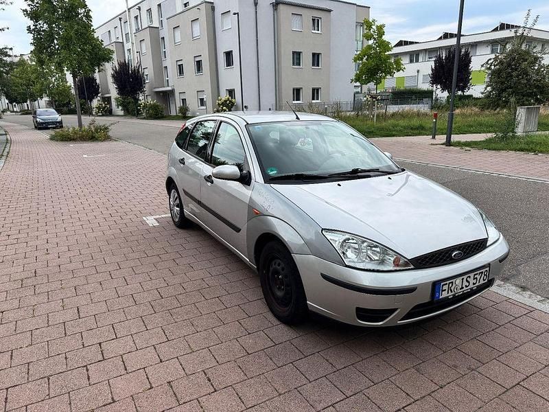 Grau Gebraucht 2004 Ford Focus Limousine | 1.100 € (Guter Preis) - Bild 1/4
