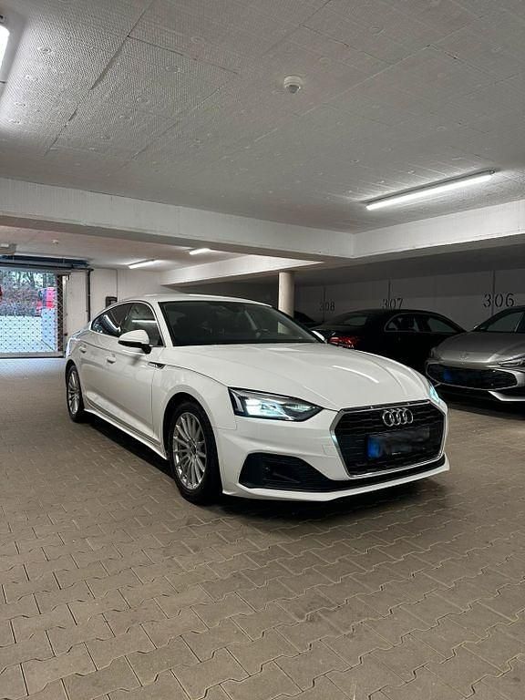 Weiß Gebraucht 2021 Audi A5 Sportback Sport Kleinwagen | 30.900 € (Fairer Preis) - Bild 1/4