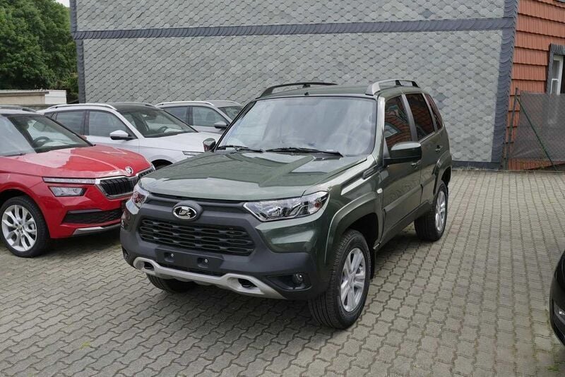 Grün Gebraucht 2023 Lada niva SUV | 22.945 € - Bild 1/4