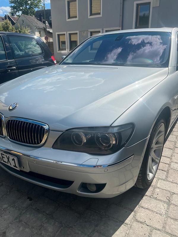 Silber Gebraucht 2006 BMW 750 Limousine | 8.000 € - Bild 1/4