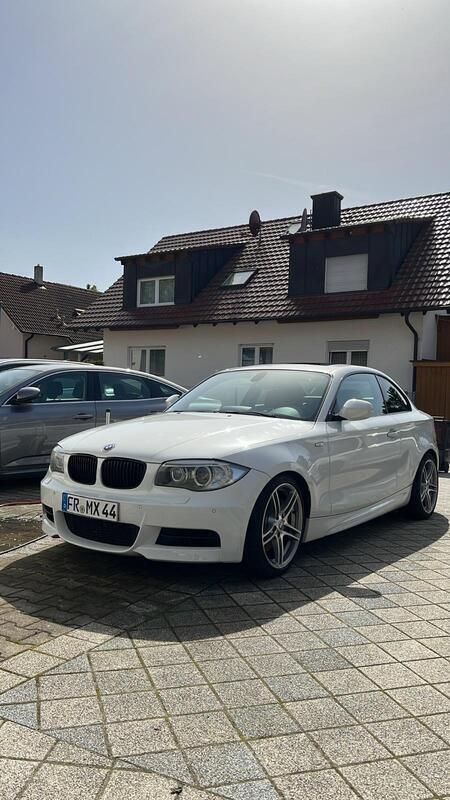 Weiß Gebraucht 2011 BMW 135 Coupé Shadowline Coupé | 17.500 € - Bild 1/4