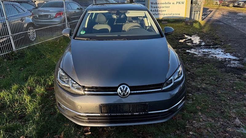 Grau Gebraucht 2018 VW Golf VII Highline Limousine | 11.799 € (Guter Preis) - Bild 1/4