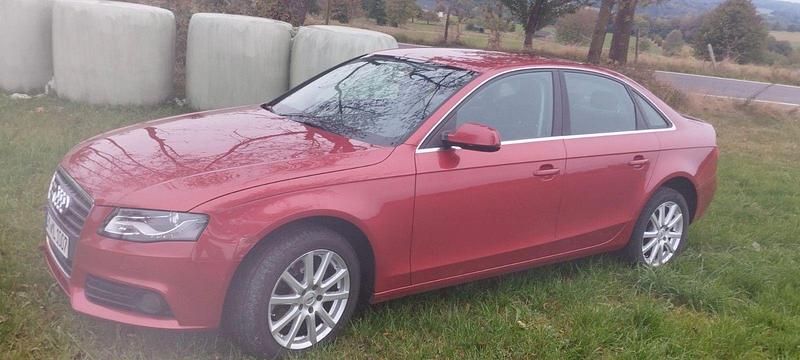 Rot Gebraucht 2011 Audi A4 Attraction Limousine | 4.800 € (Superpreis) - Bild 1/4