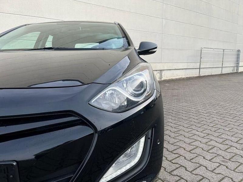 Gebraucht Hyundai i30 Trend 99 PS (72 kW) 2014 Phantom black mineraleffekt Kombi
