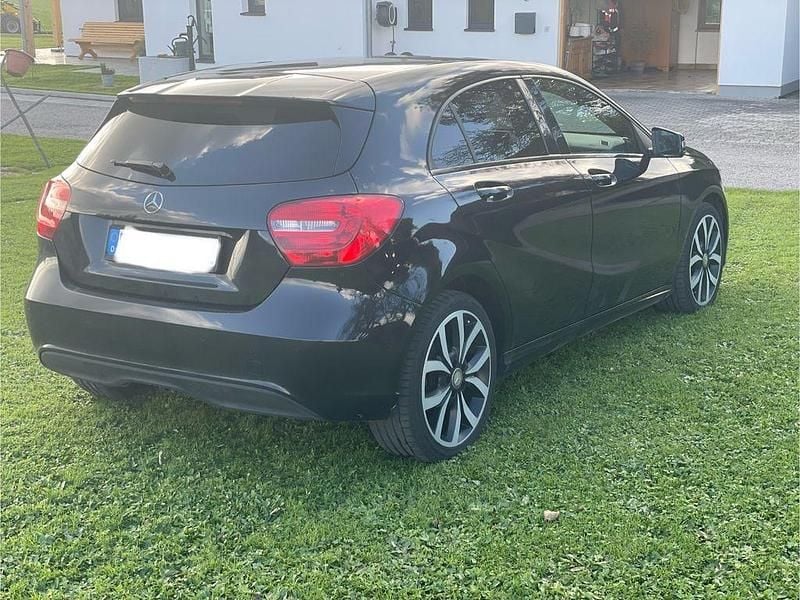 Gebraucht Mercedes A180 122 PS (89 kW) 2013 Schwarz Limousine