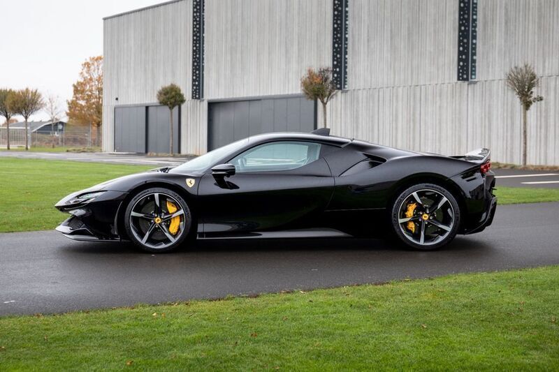 Gebraucht Ferrari SF90 780 PS (573 kW) 2024 Schwarz