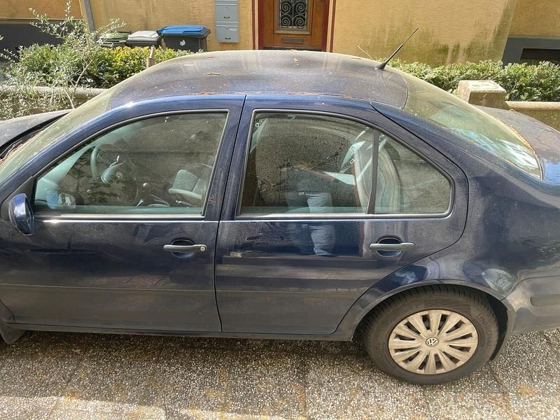 Second-hand VW Bora 100 CP (73 kW) 1998 Albastru Berlinǎ