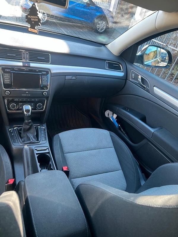 Gebraucht Skoda Superb 160 PS (117 kW) 2011 Schwarz Kombi