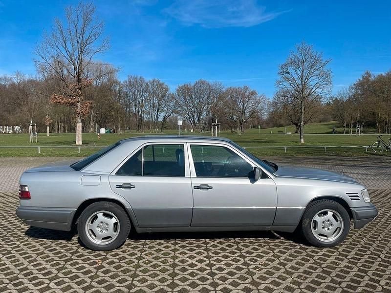 Gebraucht Mercedes E250 113 PS (83 kW) 1994 Silber Limousine