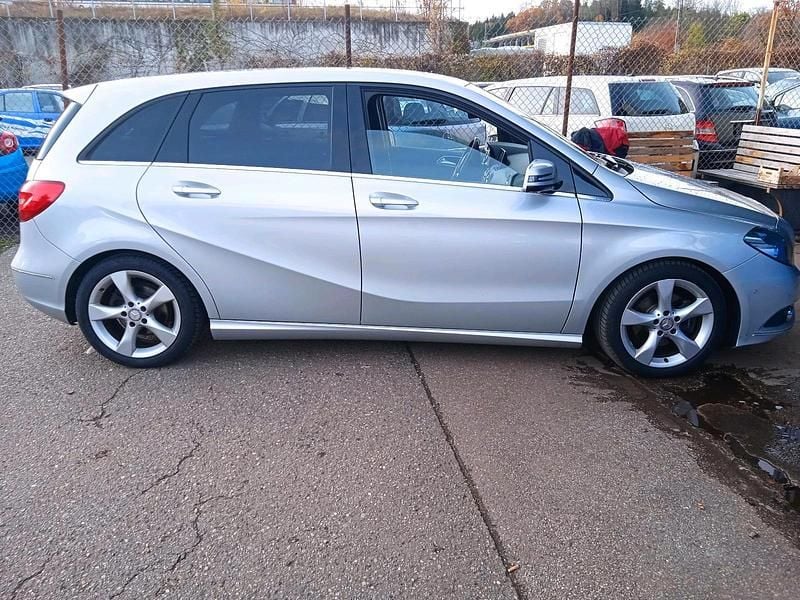 Silber Gebraucht 2012 Mercedes B180 Van / Kleinbus | 8.950 € (Etwas zu teuer) - Bild 1/4