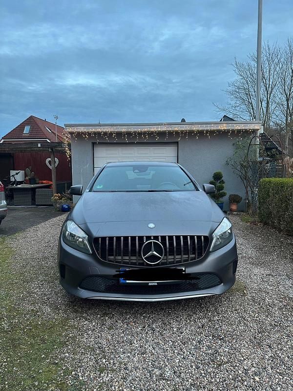 Gebraucht Mercedes A180 109 PS (80 kW) 2016 Grau Limousine
