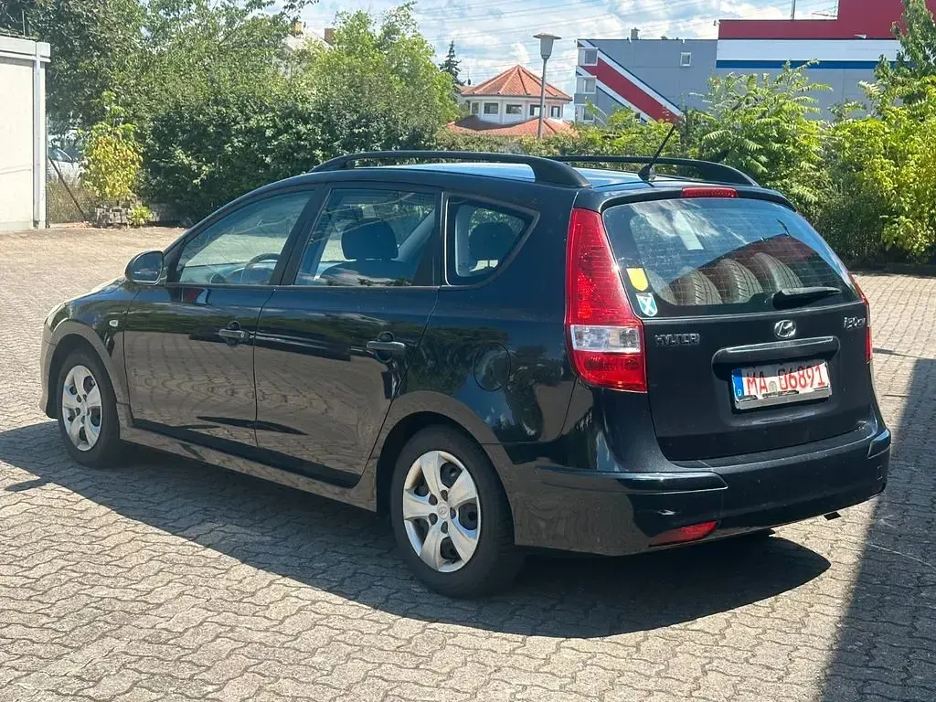 Gebraucht Hyundai i30 Comfort 105 PS (77 kW) 2011 Schwarz Kombi