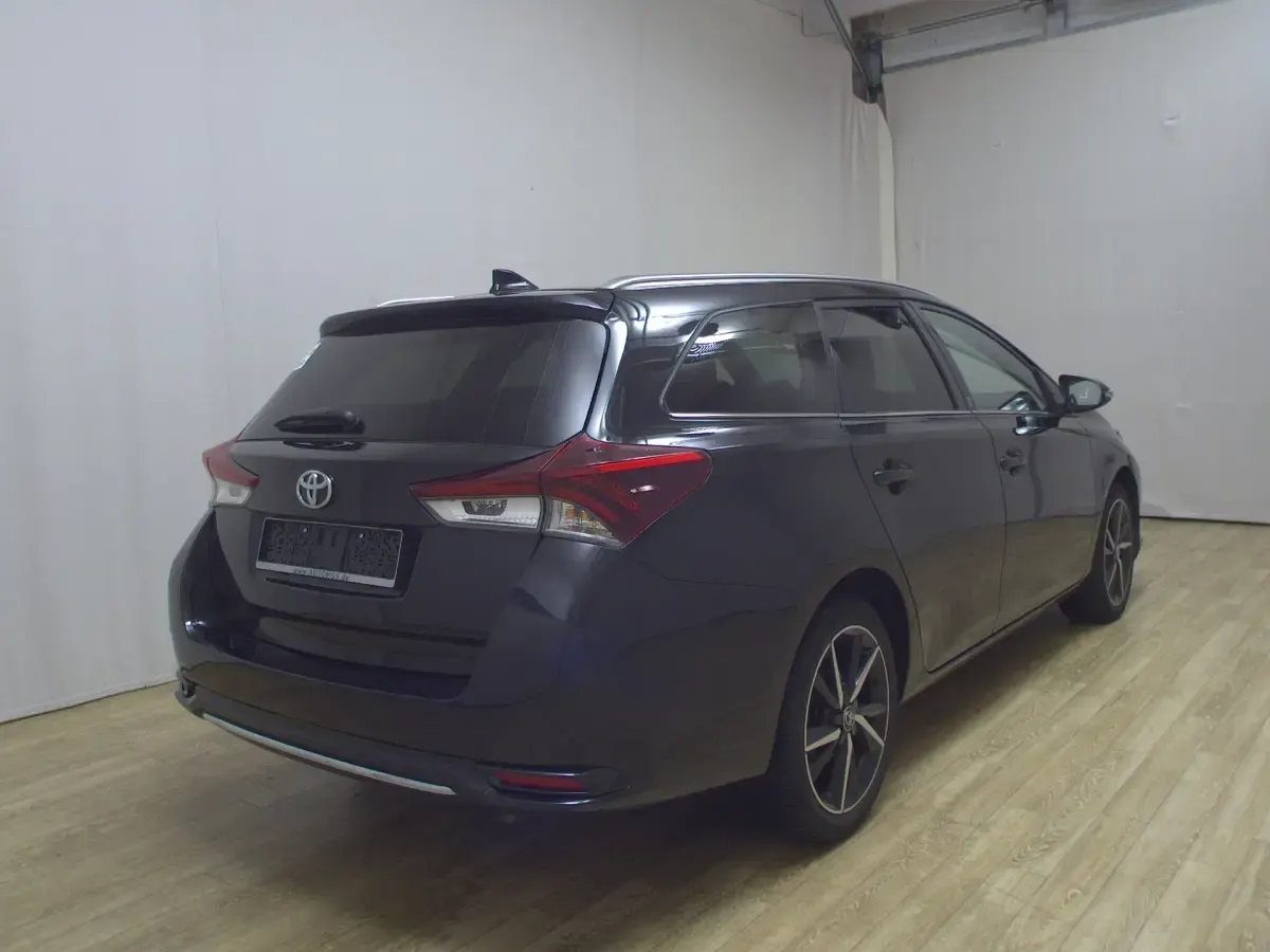 Gebraucht Toyota Auris Comfort 116 PS (85 kW) 2018 Black mica / ink Kombi