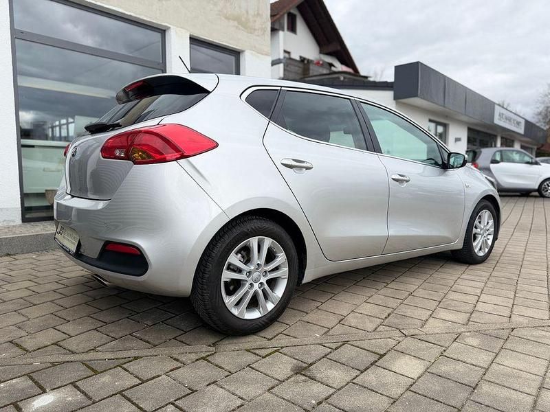 Gebraucht Kia Ceed DREAM-TEAM Edition 99 PS (72 kW) 2015 Silber Kleinwagen