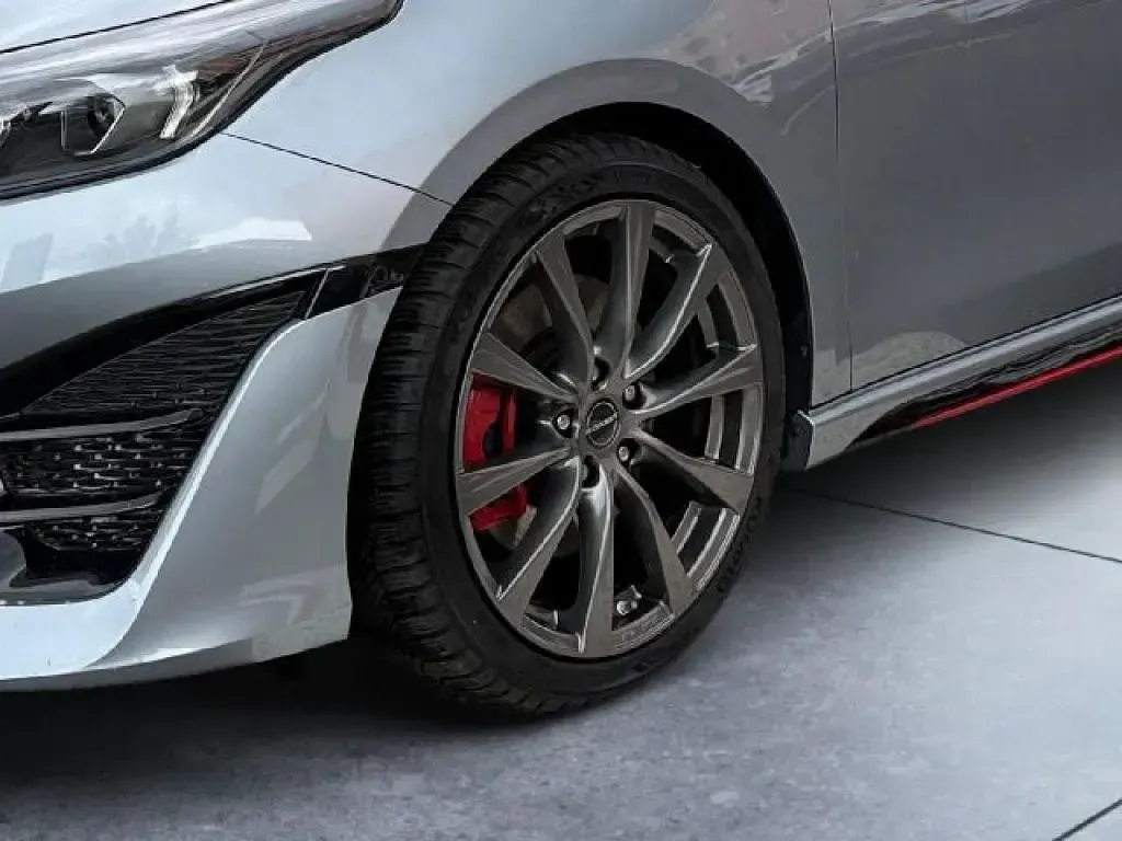 Używany Kia Ceed 204 KM (150 kW) 2024 Srebrny Hatchback