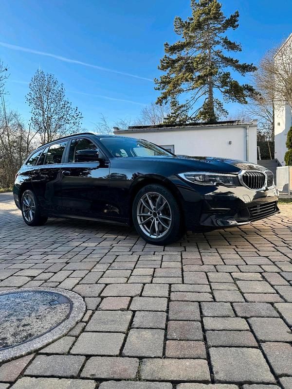 Schwarz Gebraucht 2019 BMW 330 Advantage Kombi | 24.999 € (Fairer Preis) - Bild 1/4