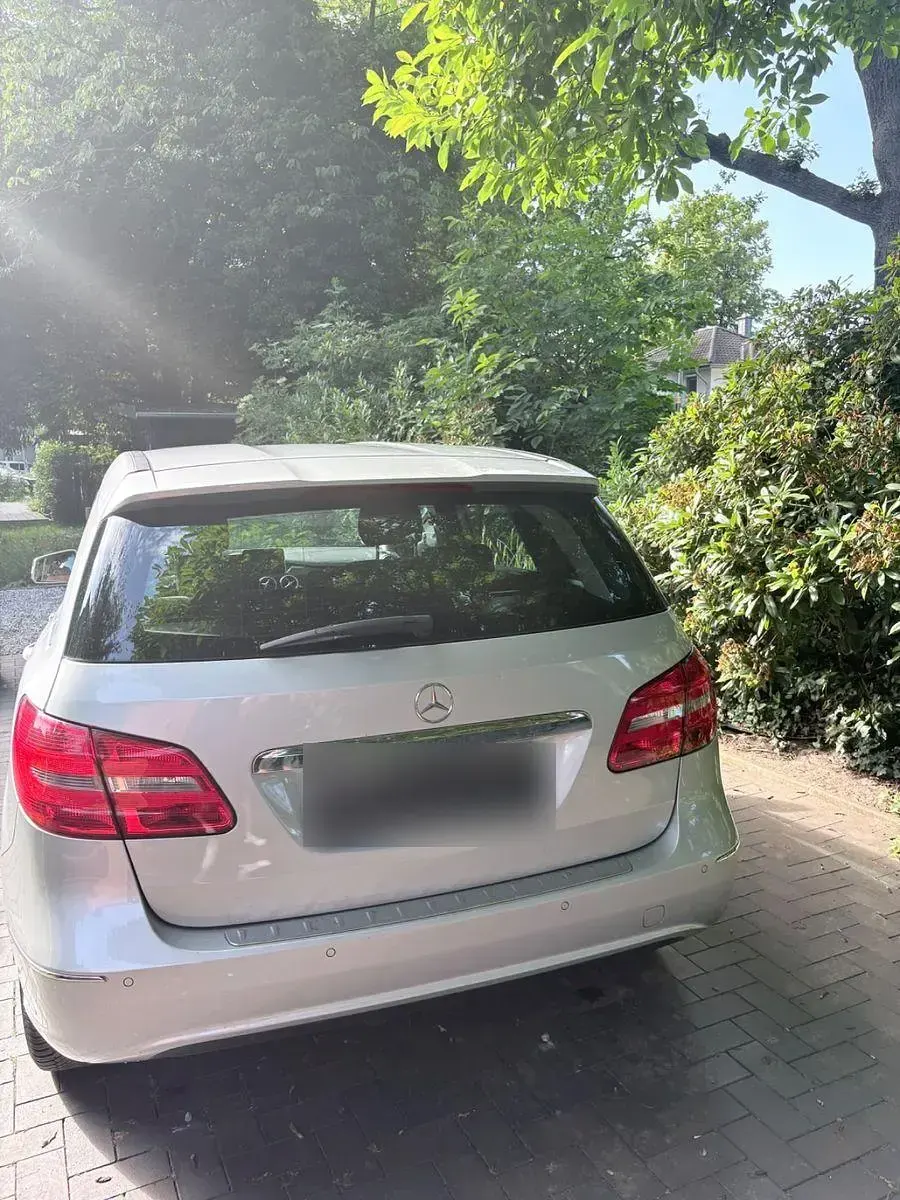 Gebraucht Mercedes B180 122 PS (89 kW) 2014 Silber Kleinwagen